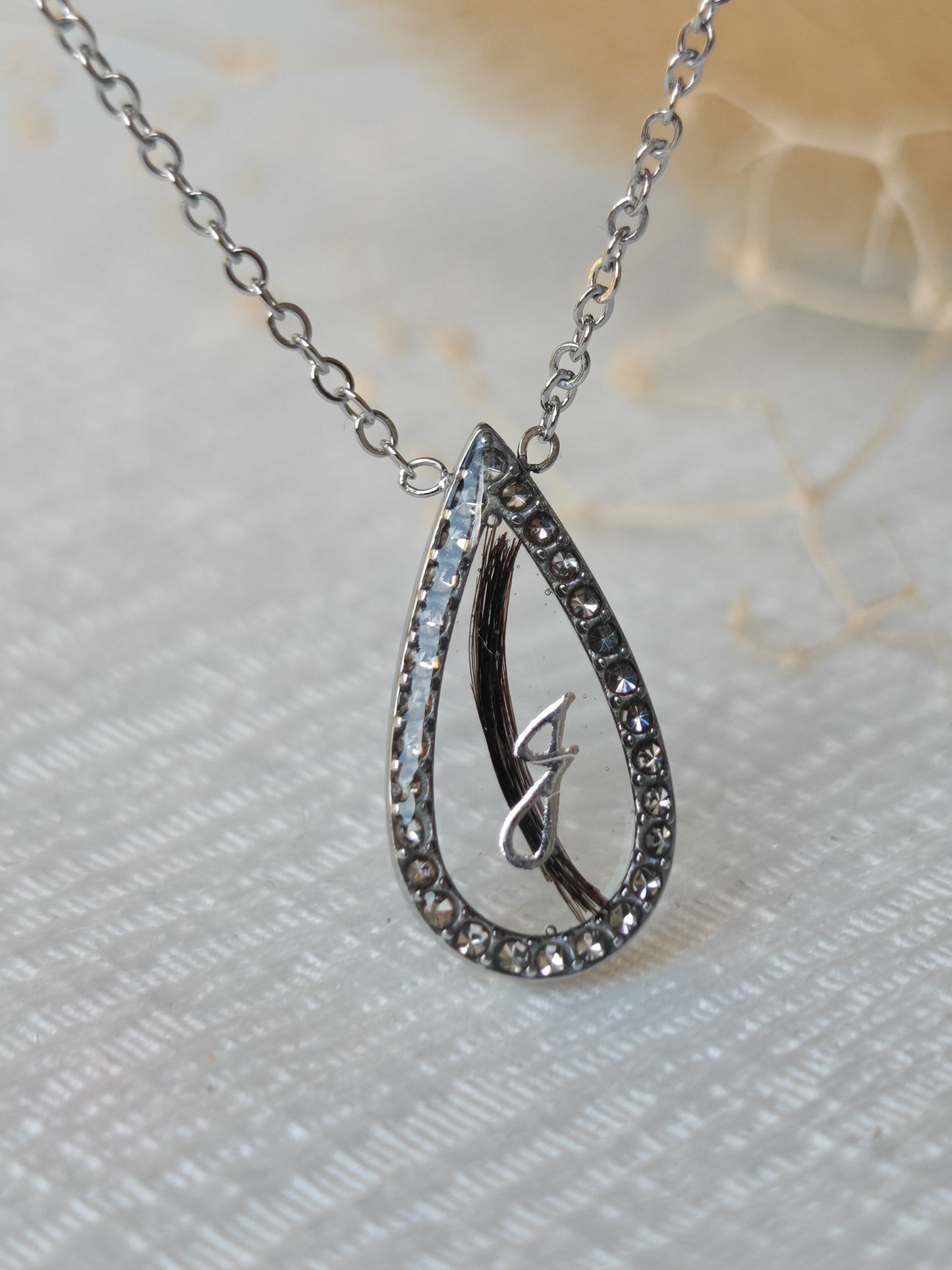 Collier au fil d'une goutte